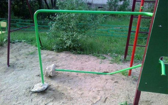 Смоляне пожаловались на детскую площадку на улице Кирова
