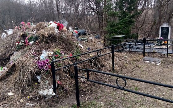 Жительница Смоленска пожаловалась на свалку, образовавшуюся на кладбище