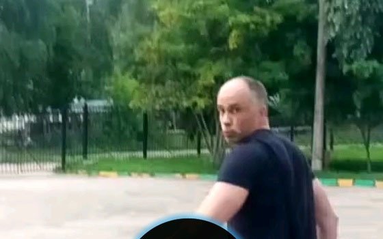 Смолянин опубликовал фото хулигана, порезавшего колесо его автомобиля