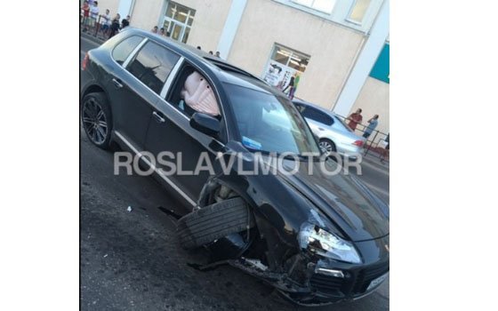Рославльчанин разбил иномарку Porsche Cayenne
