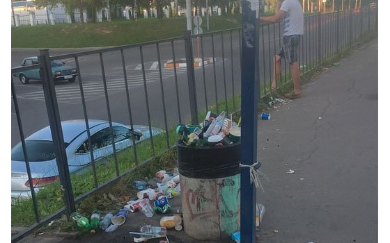 Смолян возмутила мусорка прямо на остановке у торгового центра