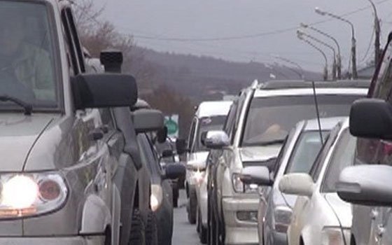 Большой затор образовался в центре Смоленска из-за ДТП с такси
