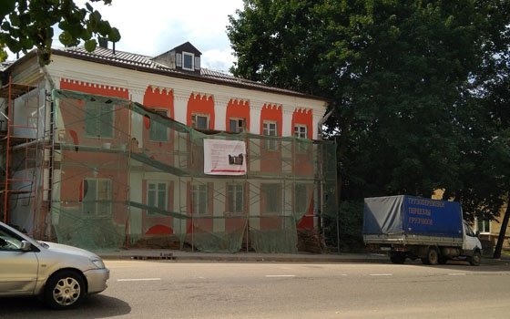 В Вязьме приводят в порядок старинный дом напротив ЗАГСа