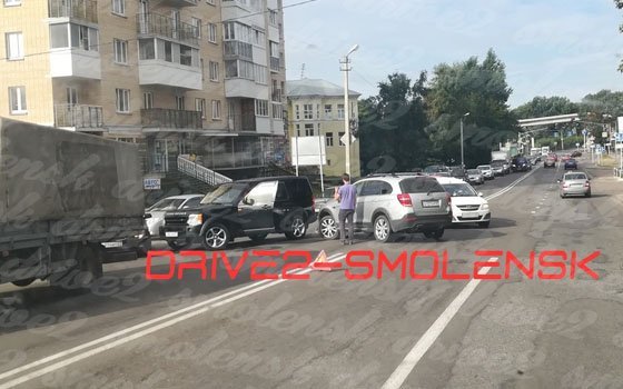 Джип и кроссовер вступили в «битву» на Свердлова в Смоленске: образовался затор