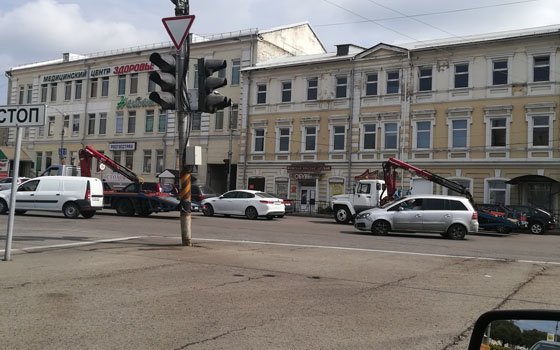 Эвакуатор увез припарковавшиеся около Беляевского моста авто
