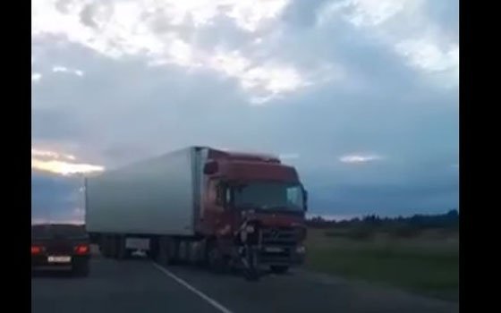 Большегруз и легковушка вступили в «бой» на окружной Смоленска