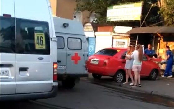 Серьезное ДТП в Смоленске: красное авто влетело в остановку (Видео)