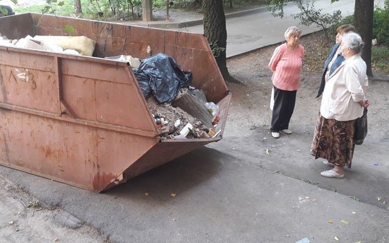 Смоляне пожаловались на переполненный мусорный контейнер