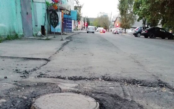 Жители Смоленска пожаловались на качество асфальта на Ново-Ленинградской