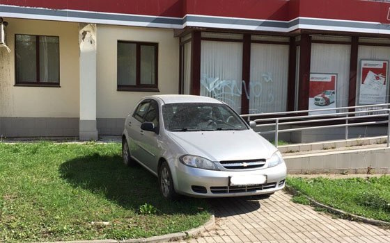 В Смоленске «автохам» заехал на пандус
