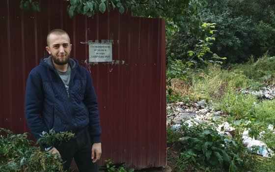 Житель Смоленска сфотографировался на фоне свалки, чтобы ее быстрее убрали