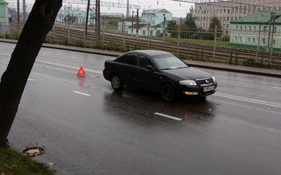Автобус врезался в Nissan Almera и покинул место аварии в Смоленске