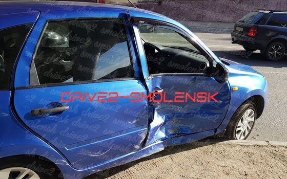 На улице Фрунзе в Смоленске Suzuki врезалась в «Ладу Калину»