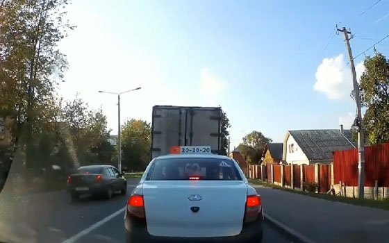 В Смоленске автомобилист объехал затор по встречной полосе (Видео)