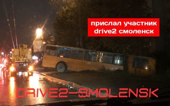 Троллейбус слетел в кусты недалеко от перекрестка Медгородок-Шевченко в Смоленске