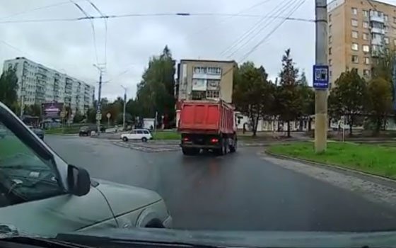 На проспекте Строителей в Смоленске случилась серьезная авария (Видео)