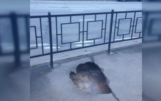 На улице Фрунзе в Смоленске появилась яма с кипятком