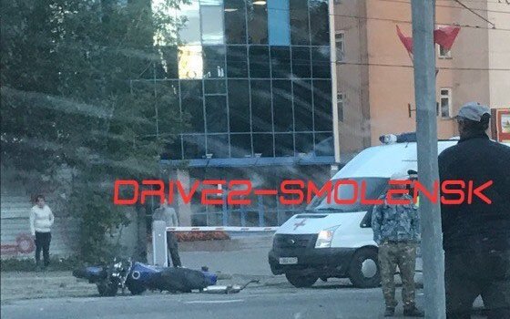 Мотоциклист попал под Lexus в центре Смоленска
