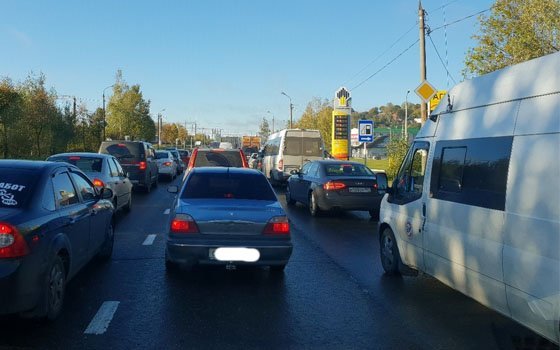 Заморозки и гололед привели к массовым дорожным авариям и заторам в Смоленске