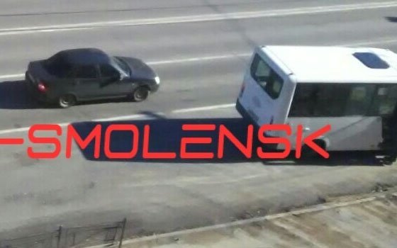 В Смоленске микроавтобус лишился боковых стекол