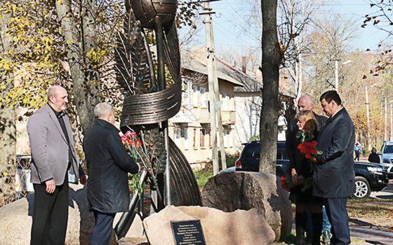 Памятник тренеру. Необычную скульптуру установили в Ярцеве в память о Валерии Петрове