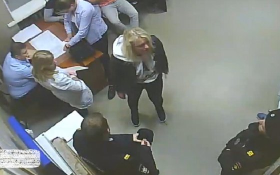В Смоленске транспортные полицейские вывели из поезда «Москва – Брест» двух нетрезвых москвичек