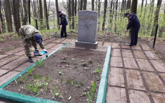 В честь воинов павших и героев живых