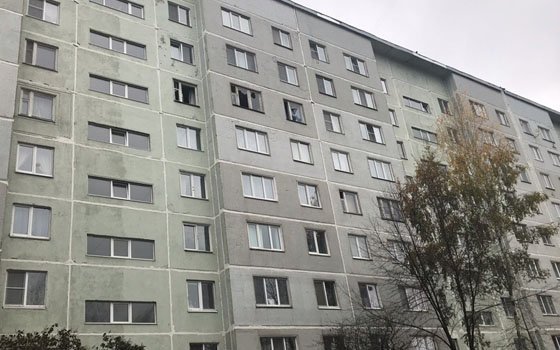 Телевизор выкинули с седьмого этажа высотки на авто в Смоленске – соцсети 