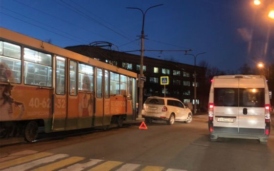 На Багратиона в Смоленске произошло ДТП с трамваем и авто Mersedes 