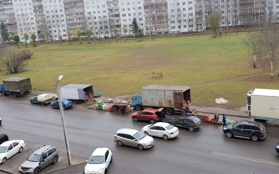 Жители Смоленска пожаловались на стихийный базар на проспекте Строителей 