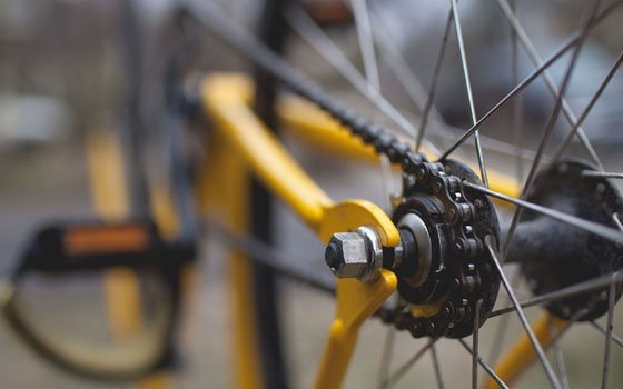Инцидент в Угре: велосипедист угодил под «ВАЗ» 