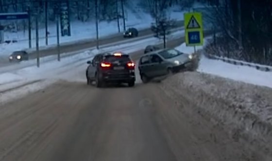 В сети опубликовали видео с неуправляемой иномаркой на улице Нахимова в Смоленске 