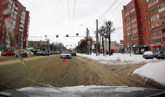 В Смоленске ДТП парализовало движение автомобилей на улице Кирова 