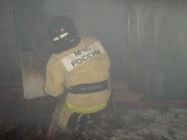 Двоих человек спасли пожарные из горящего дома на улице Марии Октябрьской 