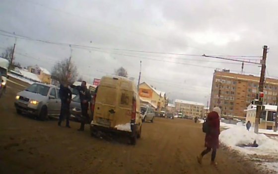 На Колхозной площади в Смоленске водитель избил пешехода на переходе 