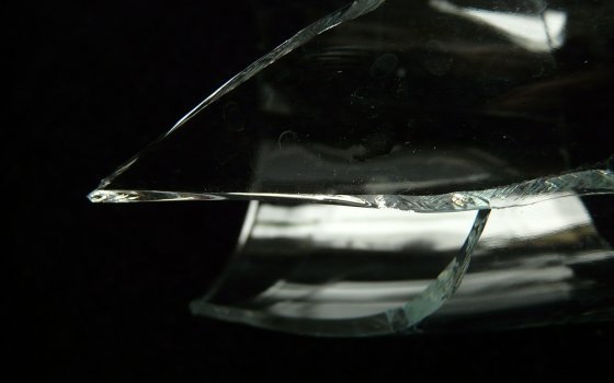 В Ярцево молодой человек пытался порезать знакомого осколком стекла 
