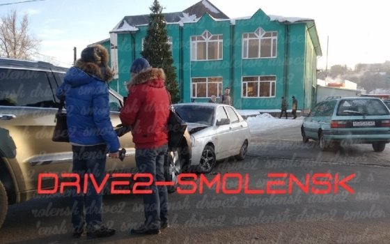 На улице Кашена в Смоленске «лоб в лоб» столкнулись иномарка и Lada Priora 