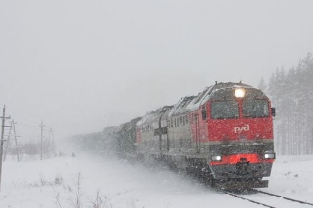 Дежурная по переезду предотвратила возможные негативные последствия утечки топлива из цистерны грузового поезда в Смоленской области 