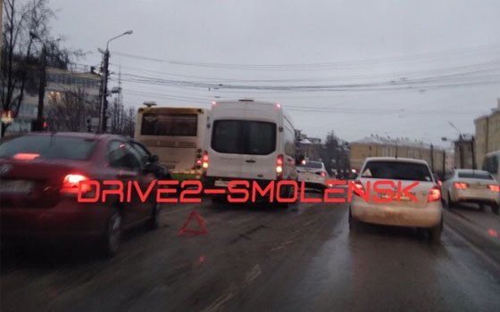 Авария с участием маршрутки в центре Смоленска, образовалась пробка 