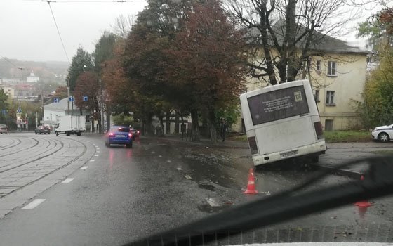 На улице 12 лет Октября в Смоленске автобус врезался в дерево 