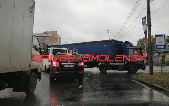 На Крупской в Смоленске из-за ДТП с фурой образовалась пробка 