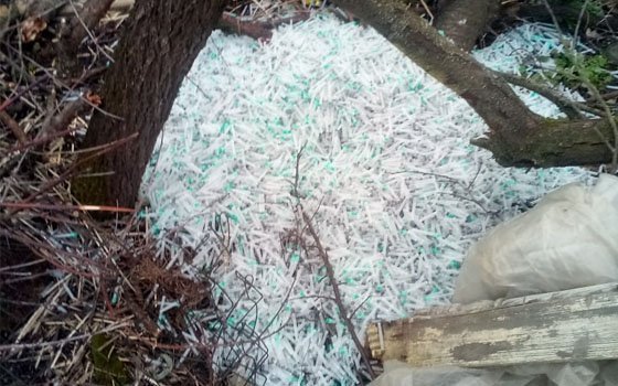 В Рославле обнаружена мусорка из шприцов 