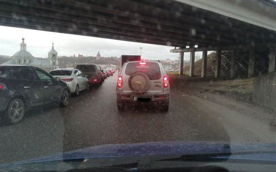 На мосту по Степана Разина в Смоленске образовался транспортный коллапс 