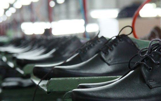 Жителю Смоленска из-за долгов пришлось работать на обувной фабрике 