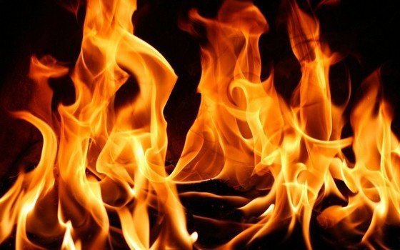 В Ельне на пожаре едва не сгорел человек 