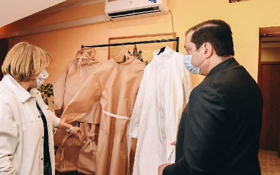 Фабрика в Гагарине начала выпускать защитные костюмы для медиков 