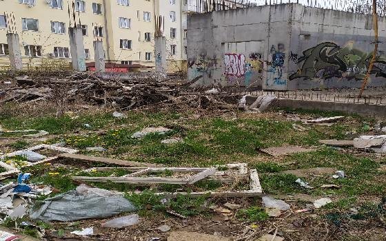 Местные жители жалуются на мусор около кинотеатра «Современник» 