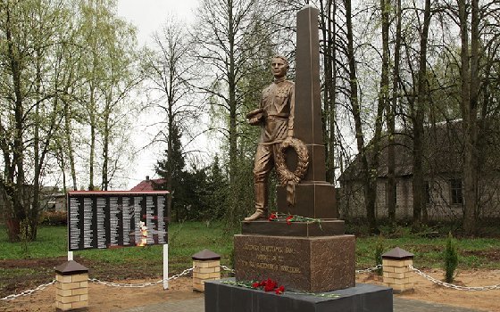 В Дубровке установили памятник воину-освободителю 