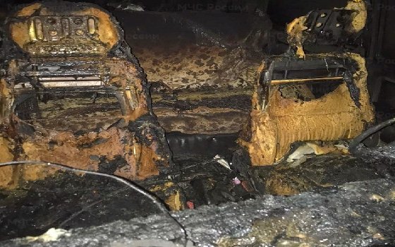 Во дворе дома в поселке Верхнеднепровский загорелась машина 
