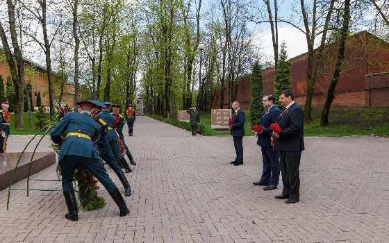 Губернатор Смоленской области принял участие в церемонии возложения венков 